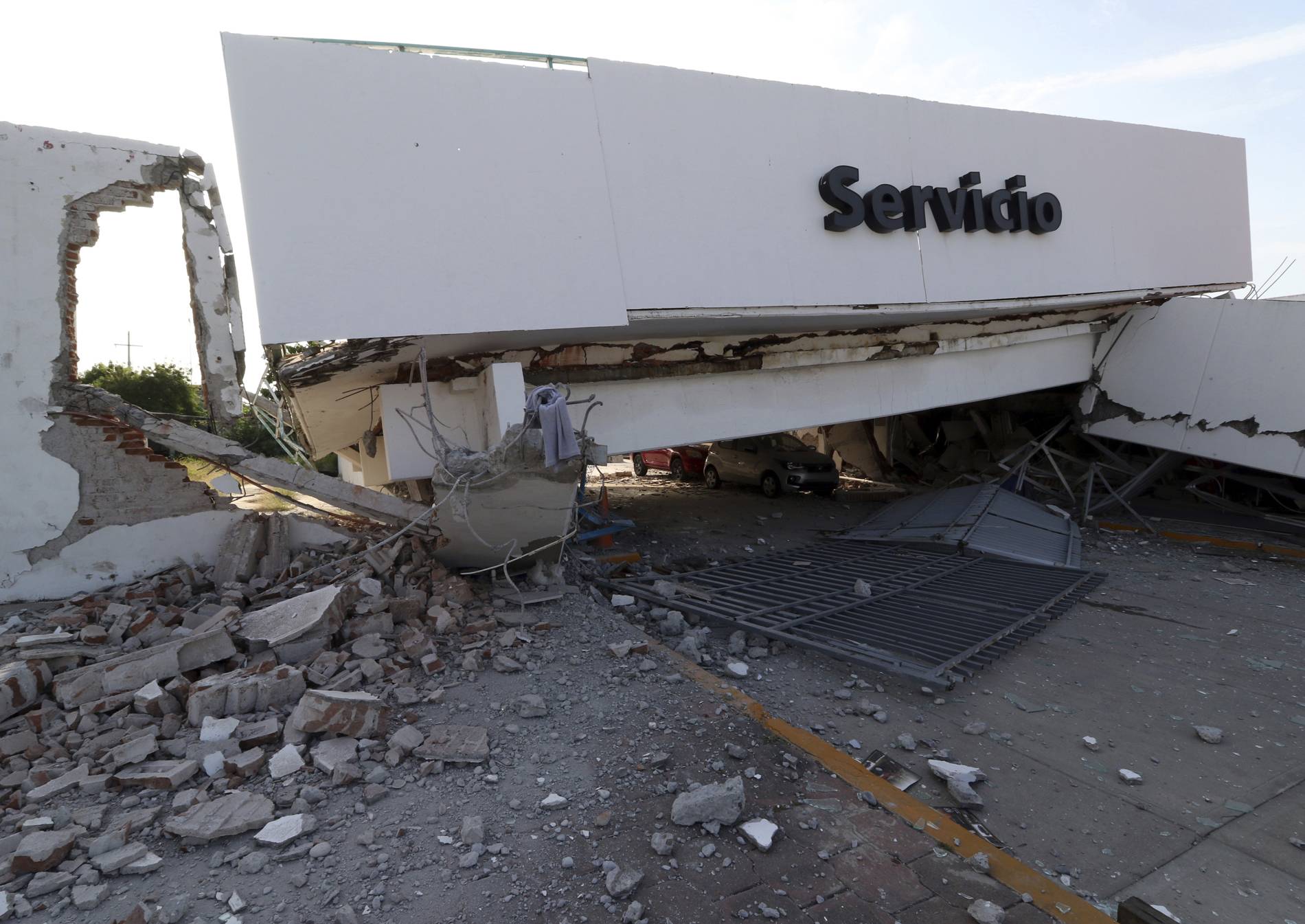 Parte de edifício desaba sobre dois carros estacionados após terremoto, em Oaxaca, no México