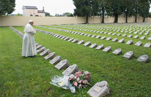 Papa visita cemitério no aniversário da 1ª Guerra Mundial (Foto: Agência EFE)