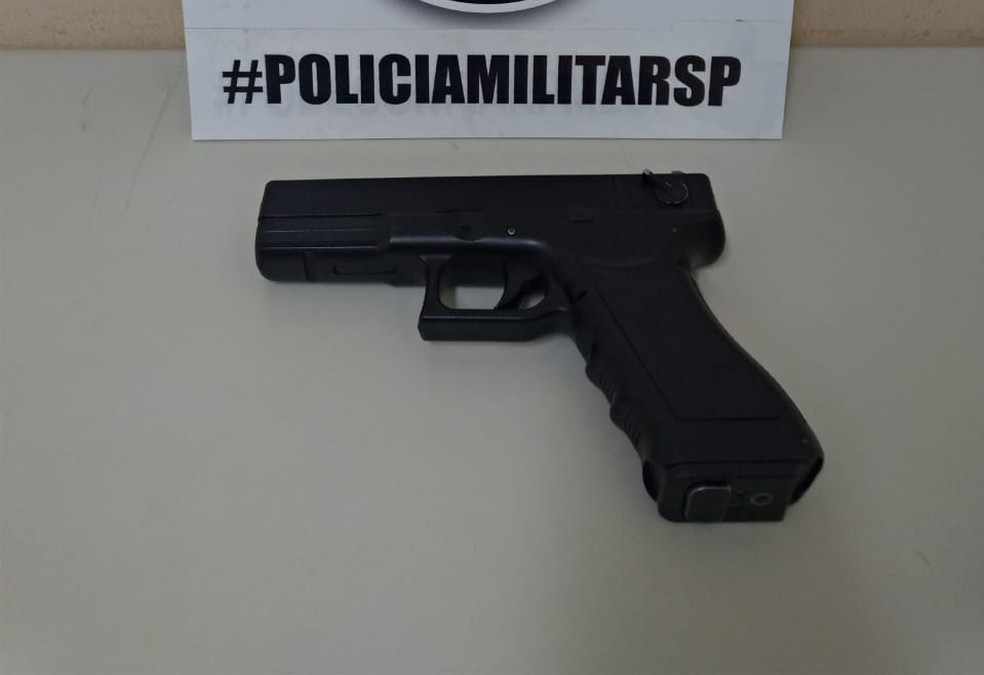 Simulacro de pistola que teria sido usado para agredir mulher foi apreendido — Foto: Polícia Militar