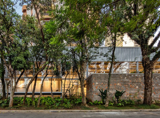 A Galeria Teo fica em edificação com mais de 850 m² em esquina arborizada de Pinheiros. O projeto arquitetônico leva a assinatura do arquiteto Gustavo Calazans (Foto: Nelson Kon/ Divulgação)
