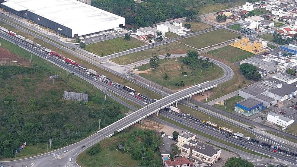 Em razão do grave acidente, pista no sentido Sul teve que ser interditada em Balneário Camboriú (SC) — Foto: NSC TV/Reprodução