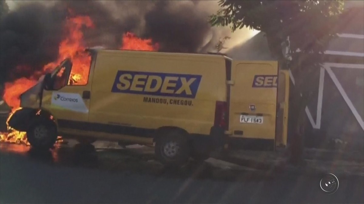 Van de transporte dos Correios pega fogo em Valparaíso ...