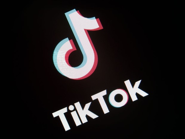 PARIS, FRANCE - NOVEMBER 07:  In this photo illustration, the social media application logo, Tik Tok is displayed on the screen of a tablet on November 07, 2018 in Paris, France. Tik Tok, also called Douyin is a Chinese mobile application for video sharin (Foto: Getty Images)