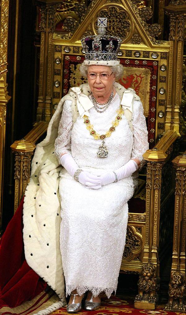 A rainha costuma usar a coroa quando faz a abertura anual dos trabalhos do Parlamento britânico. Aqui, Elizabeth II discursa na Câmara dos Lordes, em 2007