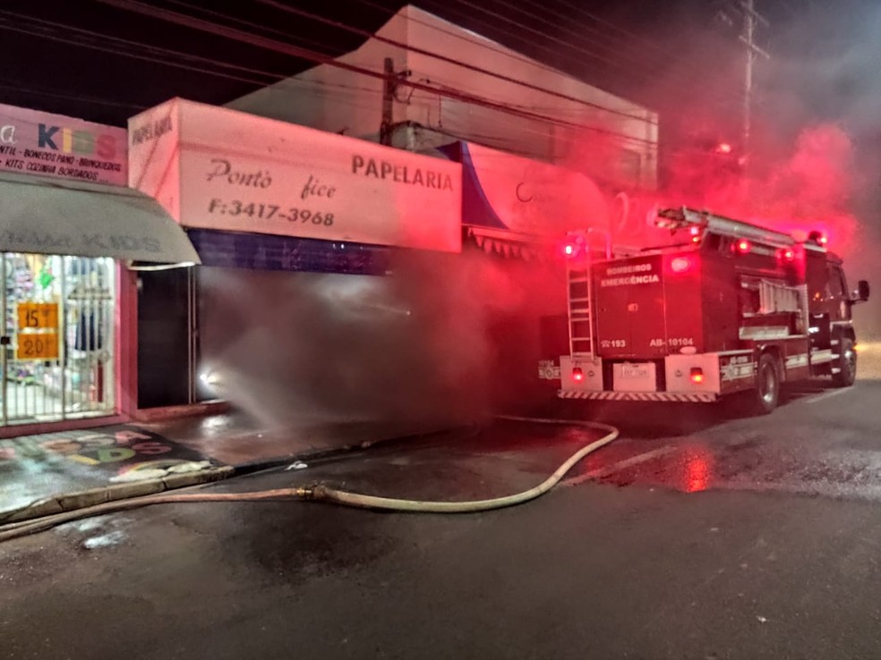 Ainda não se sabe a causa do incêndio que atingiu papelaria em Marília — Foto: Corpo de Bombeiros/Divulgação