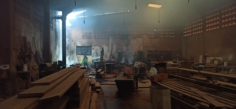 Princípio de incêndio atinge madeireira em Maceió — Foto: Bombeiros