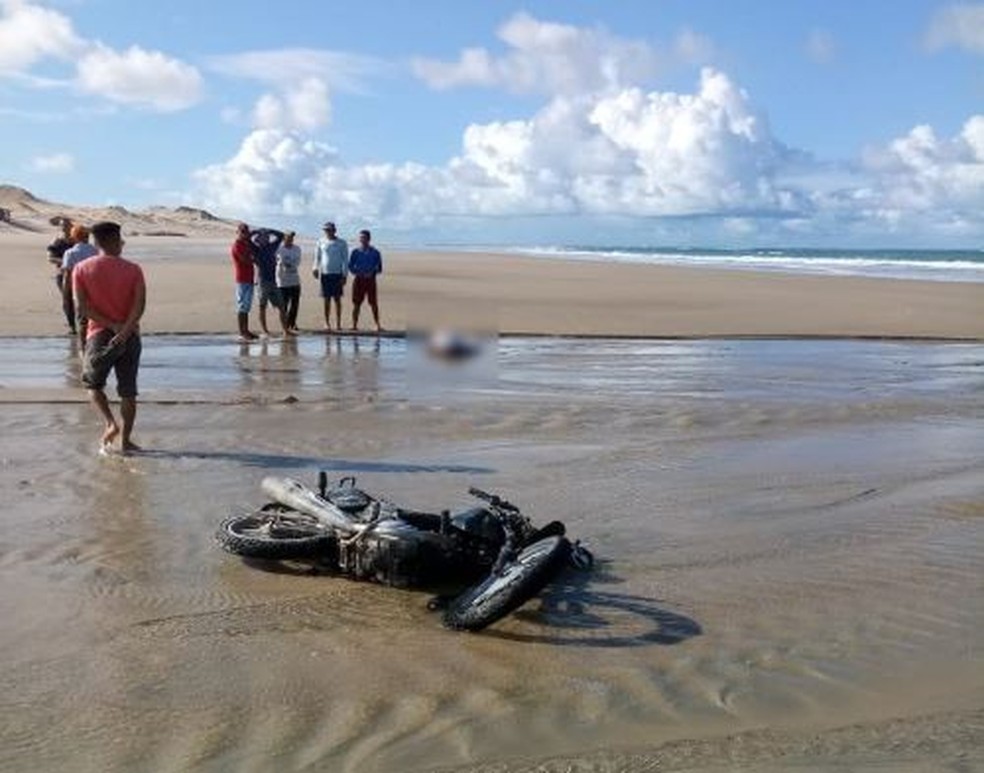 Corpo foi encontrado pelo motorista de uma empresa de traslado em praia vazia, em Itapipoca. — Foto: Arquivo pessoal