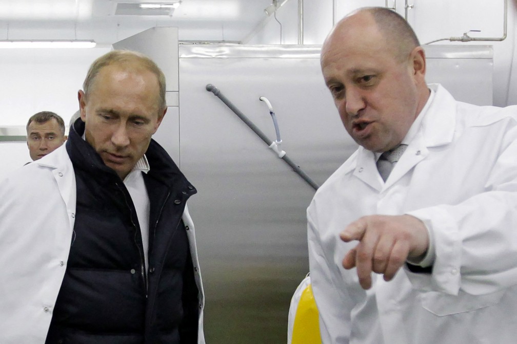 Vladimir Putin e Yevgeny Prigozhin em imagem de 2010 — Foto: Alexey Dryuzhinin / Sputnik/ AFP