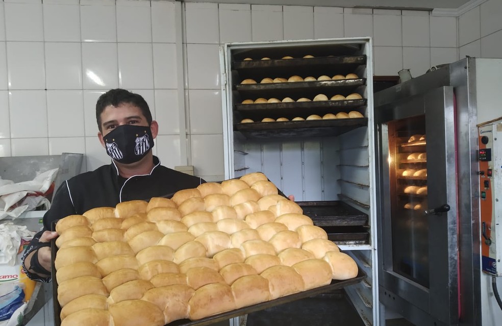 Professor de panifica&ccedil;&atilde;o &eacute; uma das pessoas que fazem parte da iniciativa em S&atilde;o Vicente, SP &mdash; Foto: Arquivo Pessoal
