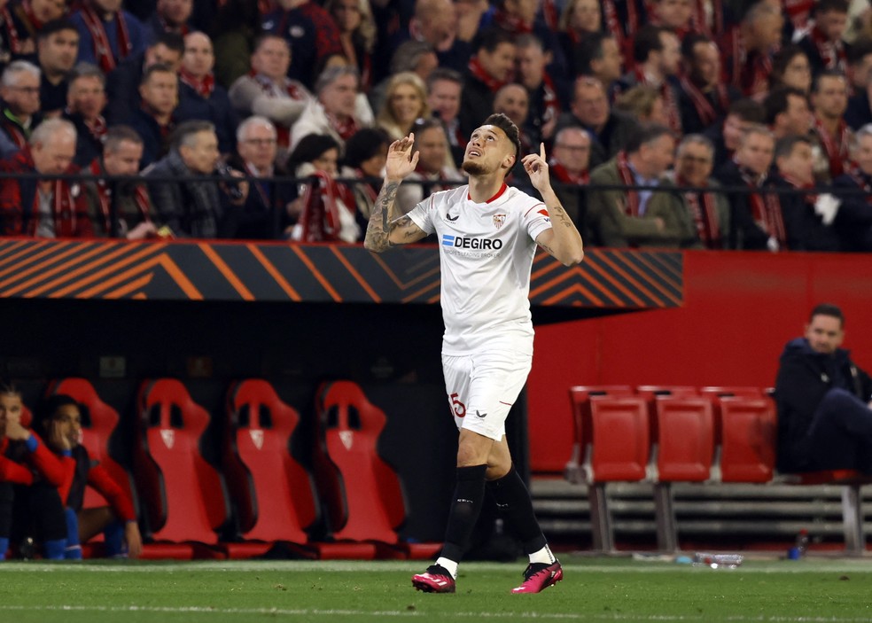 Lucas Ocampos celebra gol marcado contra o PSV — Foto: Reuters