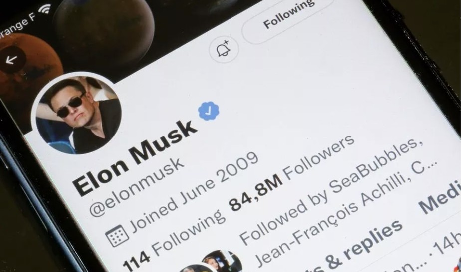 Elon Musk faz enquete para saber se deixa cargo de CEO do Twitter