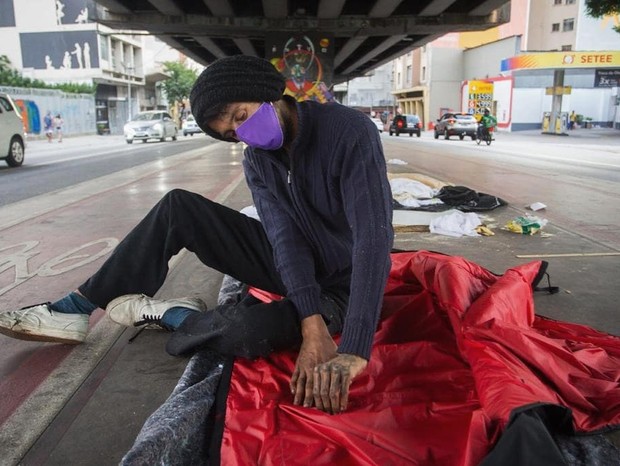 Estilista fala sobre projeto que cria 'casulos' para proteger moradores de rua durante o frio (Foto: Divulgação)