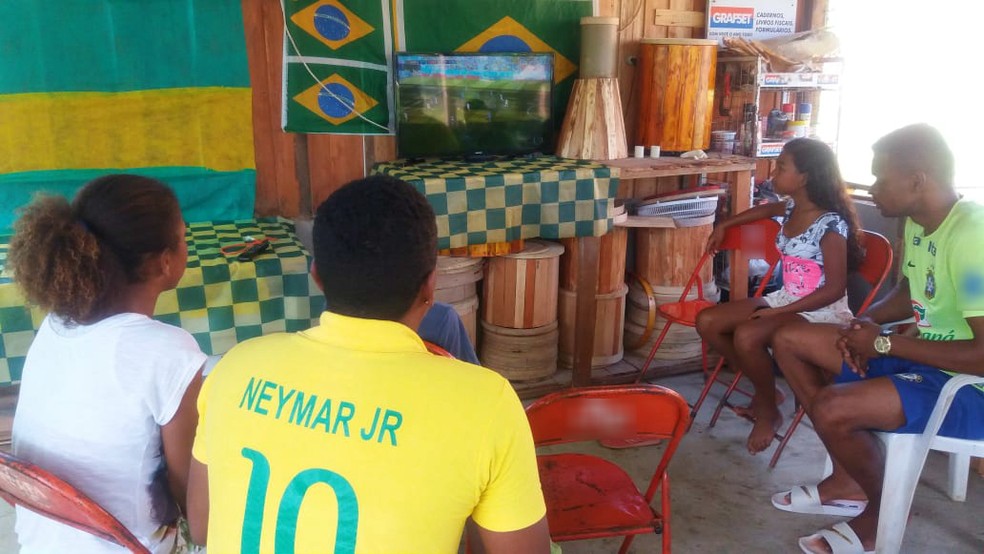 Torcida se reúne para assistir a jogo da seleção brasileira na Copa do Mundo — Foto: Carlos Alberto Jr/G1