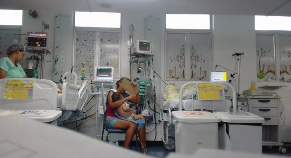 MÃ£es precisam abanar seus filhos por falta de arcondicionados na UTI pediÃ¡trica do Hospital OtÃ¡vio de Freitas (Foto: ReproduÃ§Ã£o/TV Globo)