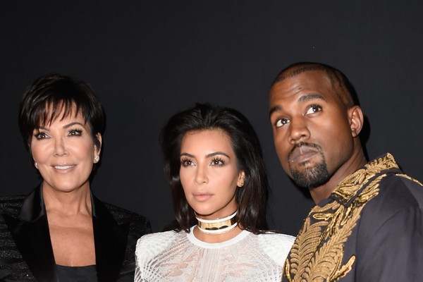 Kris Jenner, a filha Kim Kardashian e o genro Kanye West (Foto: Getty Images)