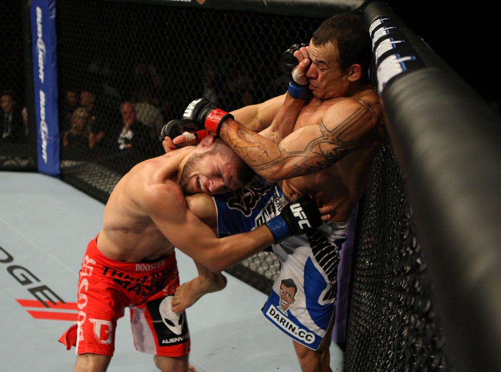 Khabib Nurmagomedov (esq.) sofre uma joelhada de Gleison Tibau (dir.) no UFC 148, em 2012 — Foto: Getty Images
