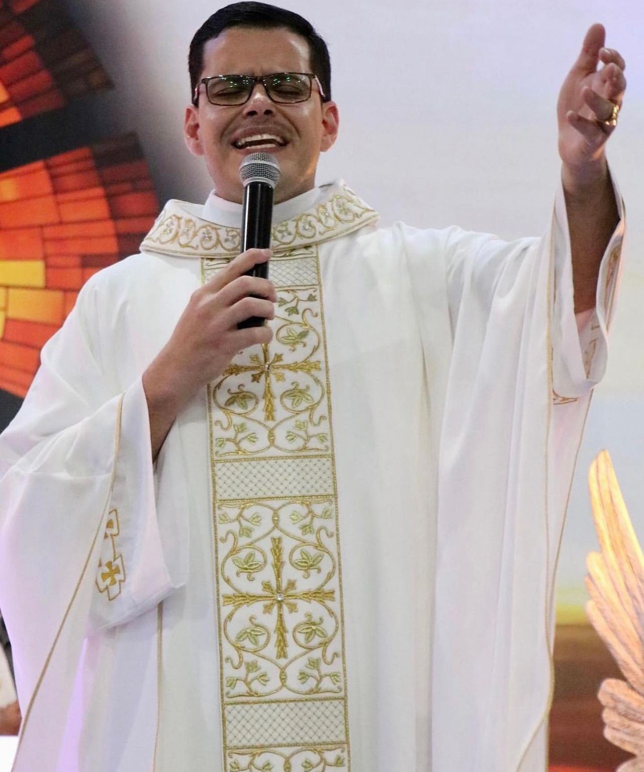 Padre denunciado por importunação sexual e injúria em MT renuncia o cargo e diocese abre investigação