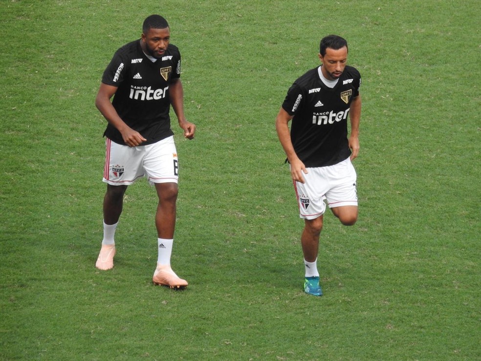 Jucilei e Nenê perdem lugar em treino tático do São Paulo — Foto: Fred Gomes