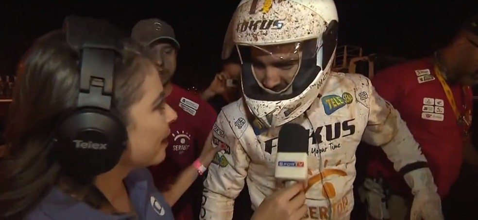 Caio Castro dá entrevista após capotar utilitário em Campo Grande — Foto: Reprodução/SporTV