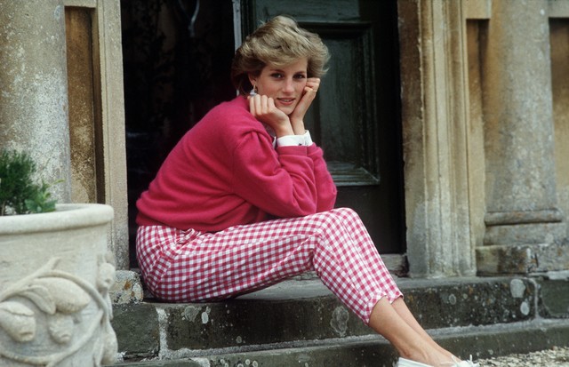 Diana, Princess of Wales (1961 - 1997) sitting on a step at her home, Highgrove House, in Doughton, Gloucestershire, 18th July 1986. (Photo by Tim Graham Photo Library via Getty Images) (Foto: Tim Graham Photo Library via Get)
