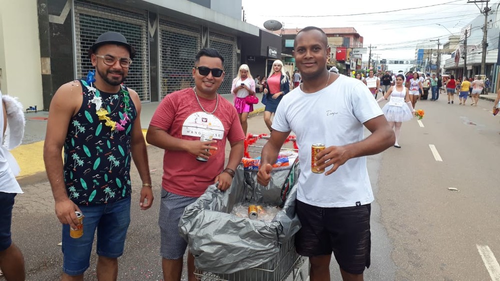 Foliões improvisam carrinho de supermercado e levam bebida ao BQVV em Porto Velho.  — Foto: Pedro Bentes/G1