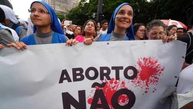 Aborto segue sendo tema polêmico nas guerras culturais em diversos países (Foto: GETTY IMAGES via BBC)