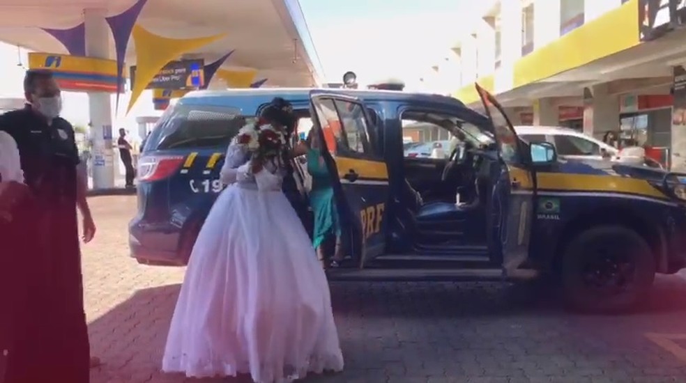 Noiva pega carona com PRF para chegar a cartório, no DF — Foto: Arquivo pessoal