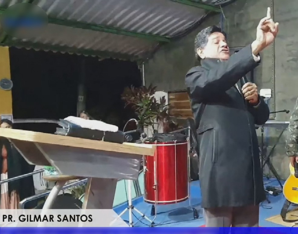 Pastor Gilmar Santos chora ao participar de culto quatro dias após sair da prisão, em Goiás — Foto: Reprodução/Youtube
