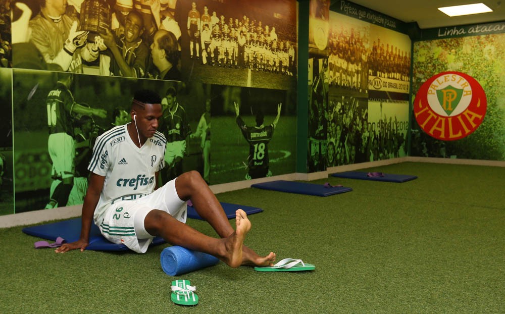 Valorizado na Europa, Yerry Mina tem futuro indefinido no Palmeiras