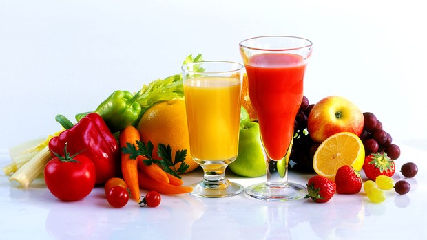 Frutas e copos com sucos das frutas (Foto: Getty Images)