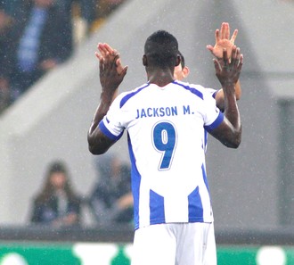 Jackson Martinez comemora gol do Porto contra o Shakhtar Donetsk (Foto: Agência Reuters)