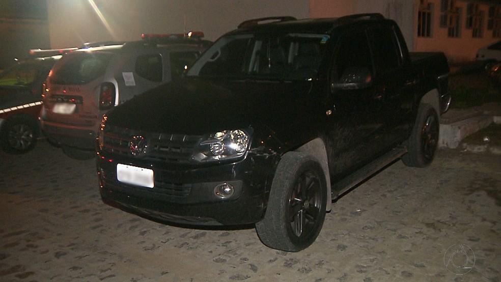 Carro foi recuperado e jovem suspeito de participar de roubo foi encaminhado à Central de Polícia. (Foto: Reprodução/TV Cabo Branco)