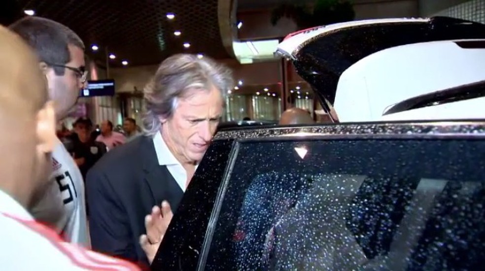 Jorge Jesus deixa o saguão do aeroporto do Galeão após desembarque do Flamengo — Foto: Reprodução
