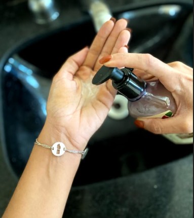 A consultora de Beauty Tudo Mahyara Izidoro mostra a textura do sabonete líquido (Foto: Acervo pessoal)