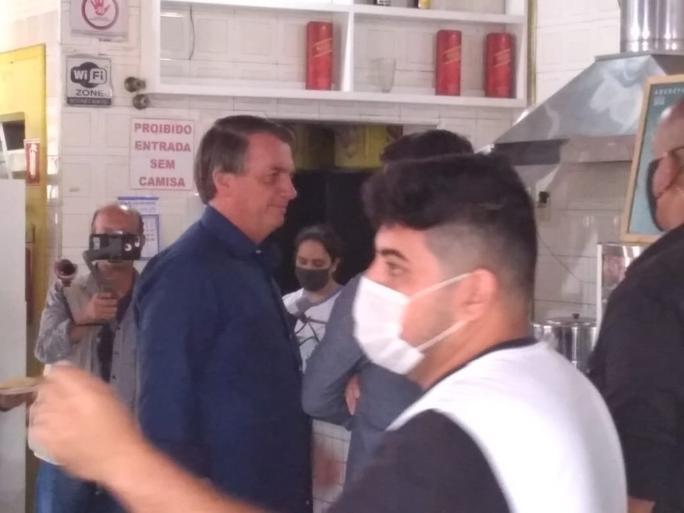 Bolsonaro toma café e come pastel em Registro, SP — Foto: Eric Moura
