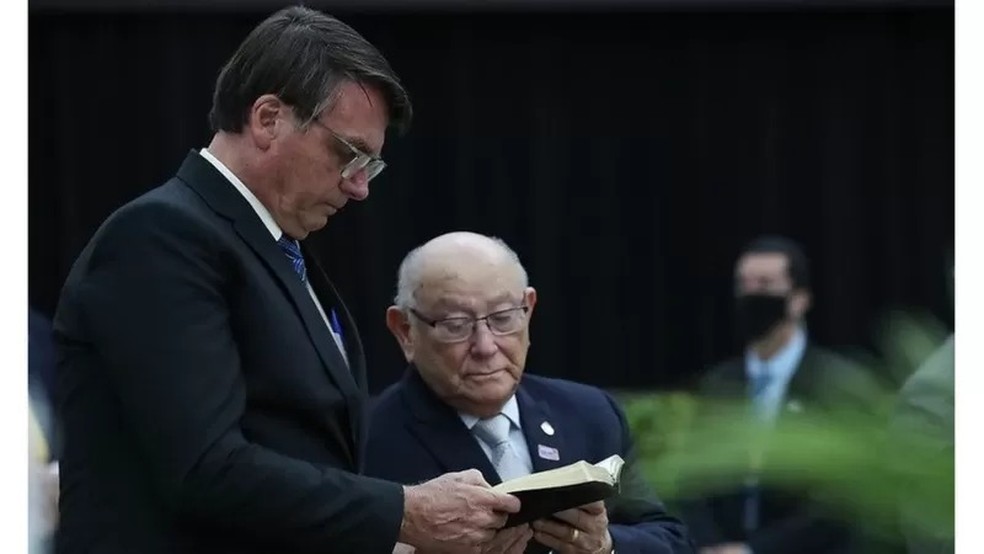 Presidente Jair Bolsonaro ao lado do pastor Wellington Bezerra da Costa, líder da Confradesp, em culto em São Paulo — Foto: Marcos Corrêa/PR