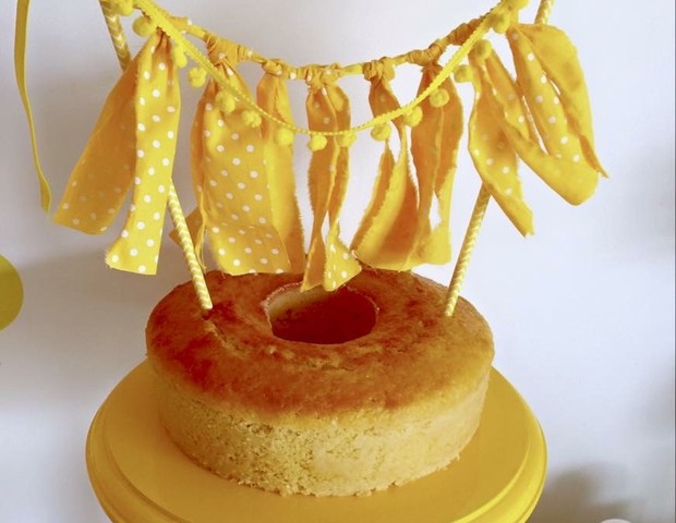 Bolo de fubá foi decorado com retalhos de tecido amarelo amarrados em canudinhos de papel no topo  (Foto: Arquivo Pessoal)