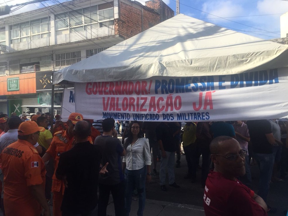 Militares montaram uma tenda na Rua Barão de Penedo, no centro de Maceió (Foto: George Arroxelas/G1)
