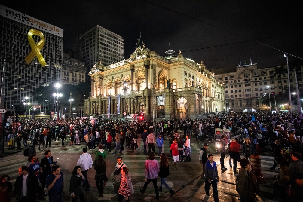 18 de maio: Público ocupa as ruas sem carros ao redor do Theatro Municipal, no Centro de São Paulo, durante a Virada Cultural 2019. Segundo a Prefeitura, o evento atraiu 5 milhões de pessoas, público recorde que superou o ano anterior em cerca de 2 milhões — Foto: Fábio Tito/G1