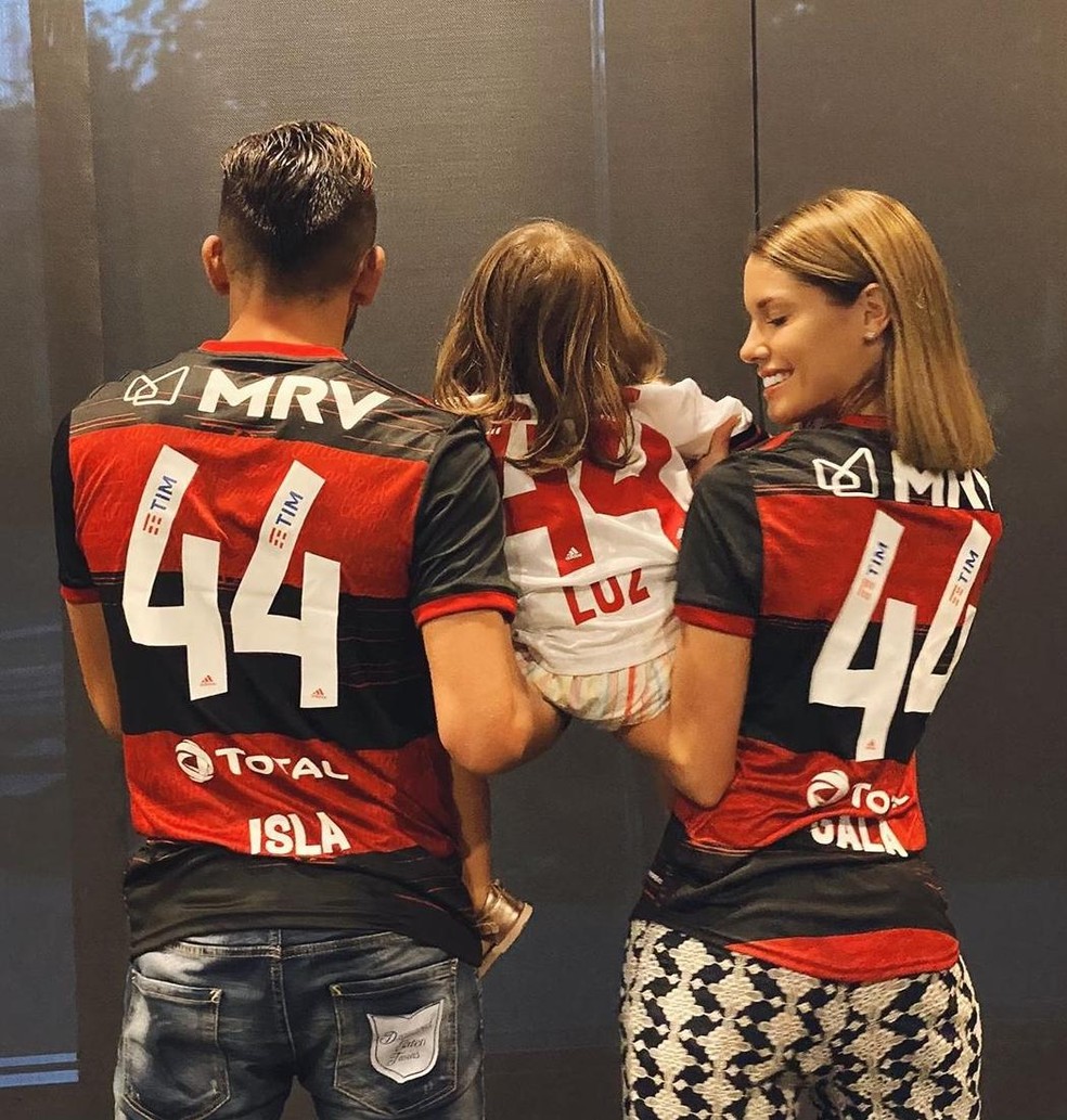 Isla posa com a esposa, Gala, e a filha, Luz, todos com a camisa do Flamengo — Foto: Reprodução