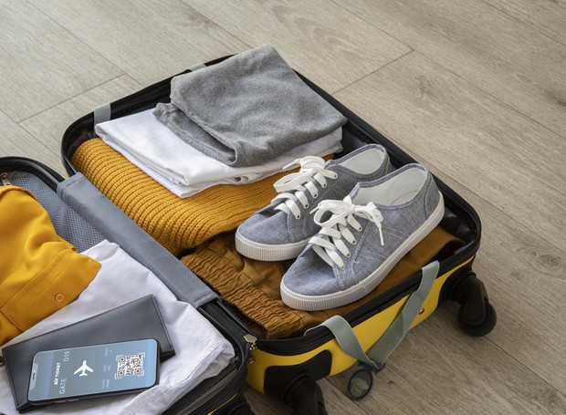 Para facilitar o cuidado com roupas durante as viagens, as dicas começam na hora de faze a mala: evita roupas muito claras, que sujam com facilidade (Foto: Freepik / CreativeCommons)