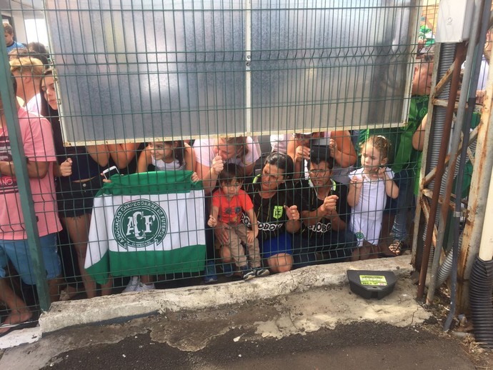 Muitas crianças foram ao aeroporto recepcionar Atlético Nacional (Foto: Janir Júnior)