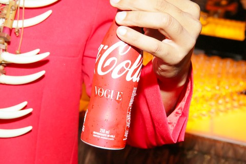 A garrafinha de Coca-Cola foi personalizada com o logo da Vogue Brasil
