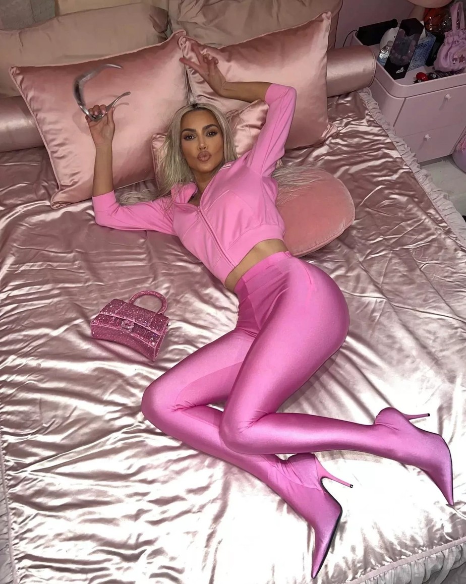 Kim Kardashian em momento na tendência pink do 'barbiecore'