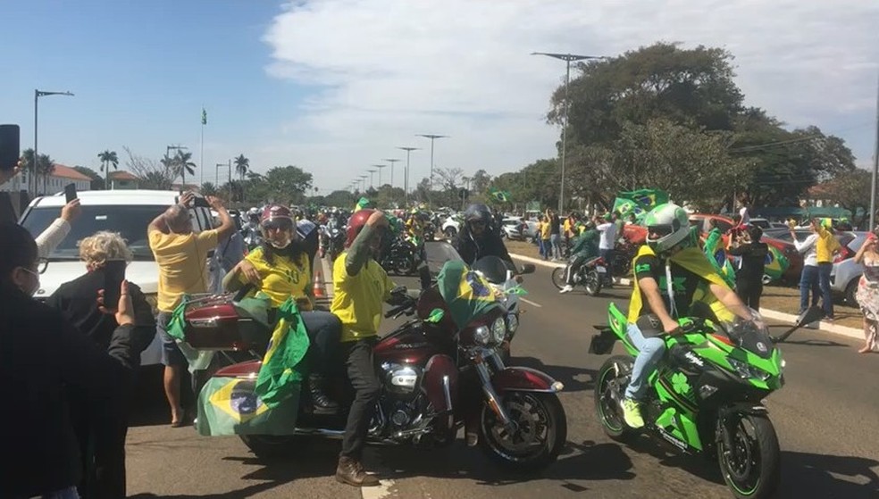 Manifestantes fecharam uma das pistas em frente ao CMO, em Campo Grande.  — Foto: Reprodução