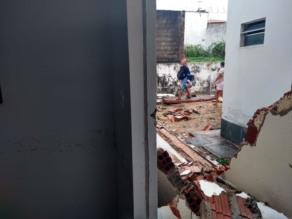 Parte de parede de condomínio desaba em São Luís — Foto: Eveline Cunha/TV Mirante