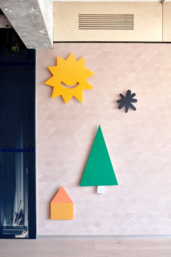Escola na Austrália tem estética minimalista marcada por cores pastel e elementos lúdicos (Foto: Sean Fennessey)