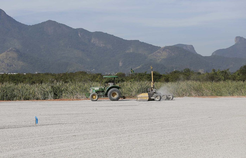 Nivelamento da brita é uma das etapas da construção dos campos — Foto: Rafael Ribeiro/Vasco