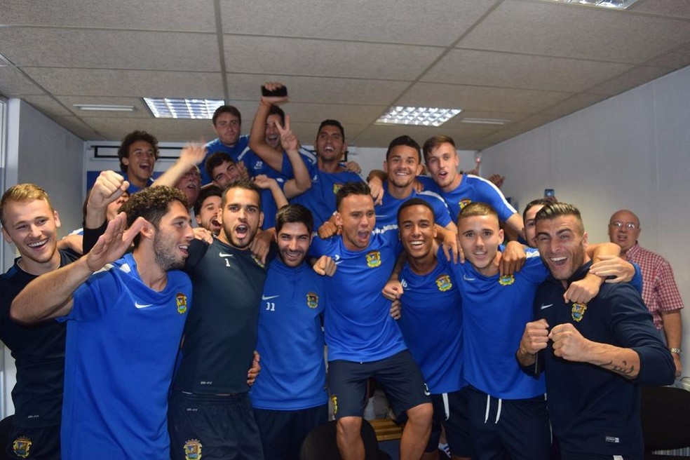 Jogadores do Fuenlabrada comemoram o sorteio da Copa do Rei (Foto: Reprodução/Twitter)