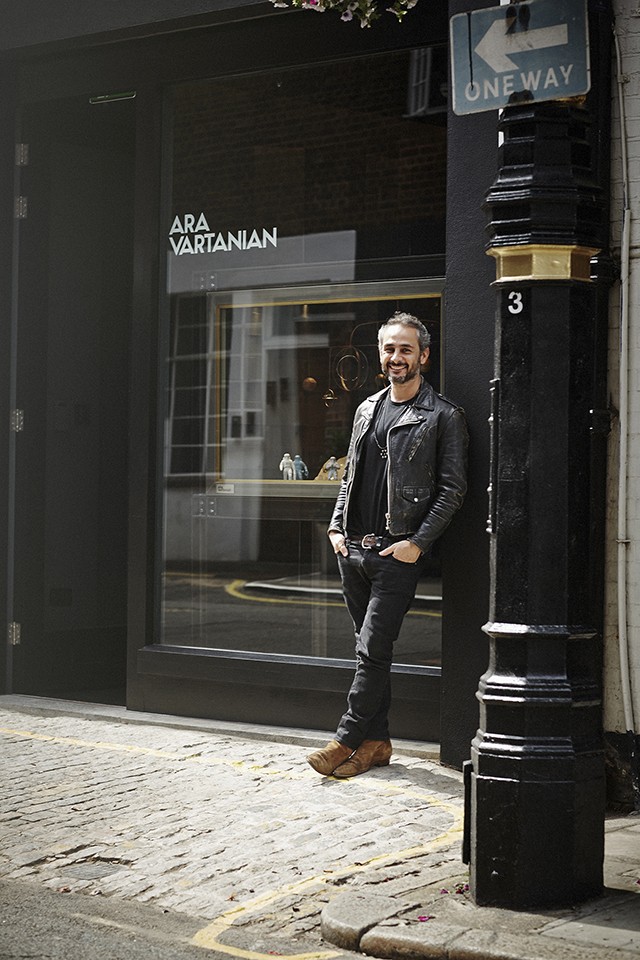 Ara outside his London boutique on Bruton Street, which opened in the summer (Foto: Vogue Brasil)
